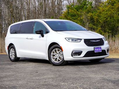 Used 2025 Chrysler Pacifica Select