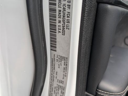 Used 2023 Jeep Grand Cherokee Altitude AWD/4WD image 16