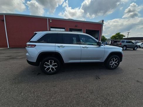 Used 2024 Jeep Grand Cherokee Limited AWD/4WD image 11
