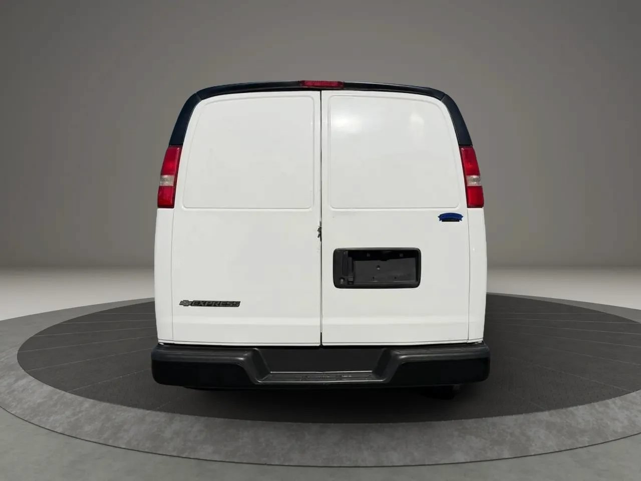 Used 2019 Chevrolet Express 2500 w/ Communications Package RWD image 5