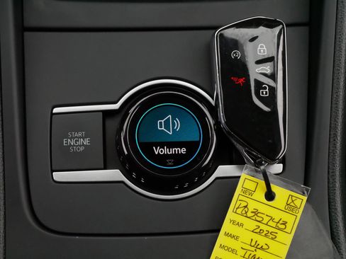 Certified 2025 Volkswagen Tiguan SE AWD/4WD image 30
