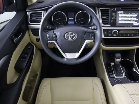 Used 2016 Toyota Highlander XLE image 9