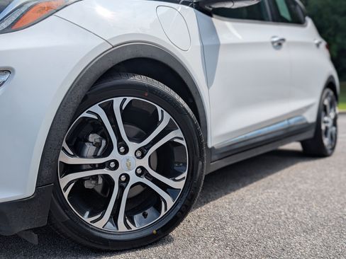 Used 2019 Chevrolet Bolt Premier w/ Infotainment Package FWD image 33