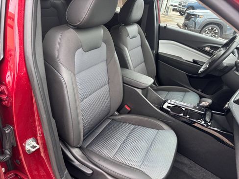 Used 2025 Chevrolet Trax LT w/ LT Convenience Package FWD image 35