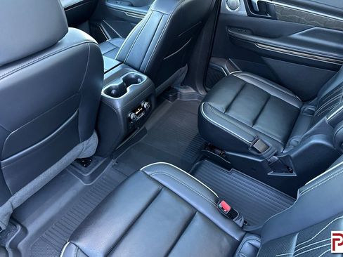 Certified 2025 Buick Enclave Avenir image 13