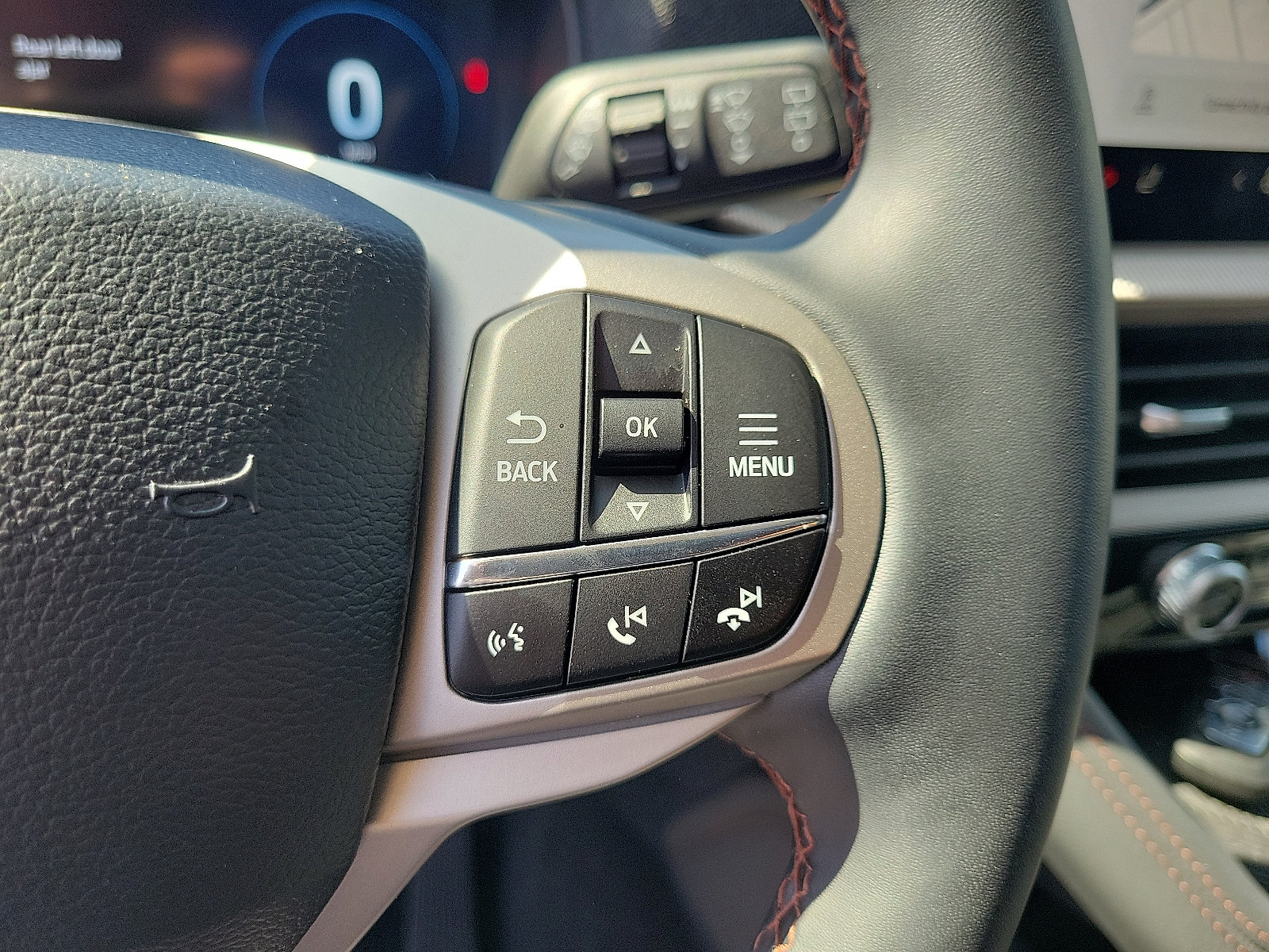 Used 2026 Ford Explorer Active w/ Active Comfort Package RWD image 8