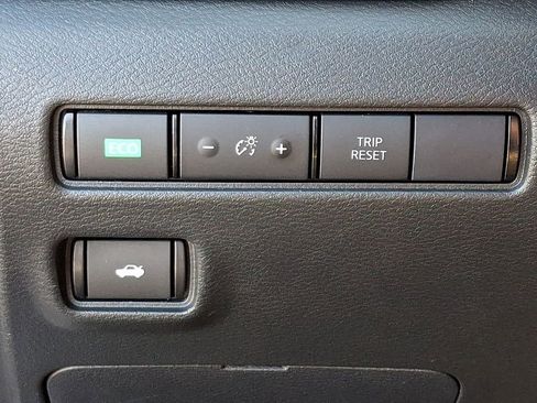 Certified 2023 Nissan Sentra SR FWD image 24