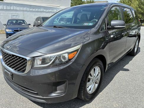 Used 2016 Kia Sedona LX w/ LX Convenience Package FWD image 3