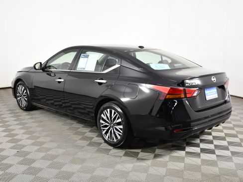 Used 2024 Nissan Altima 2.5 SV FWD image 8