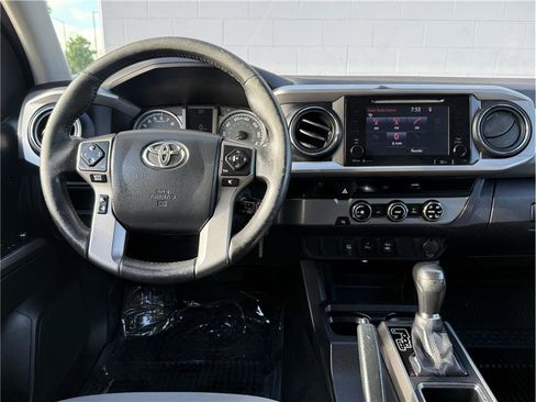 Used 2017 Toyota Tacoma SR5 w/ Tow Package RWD image 17