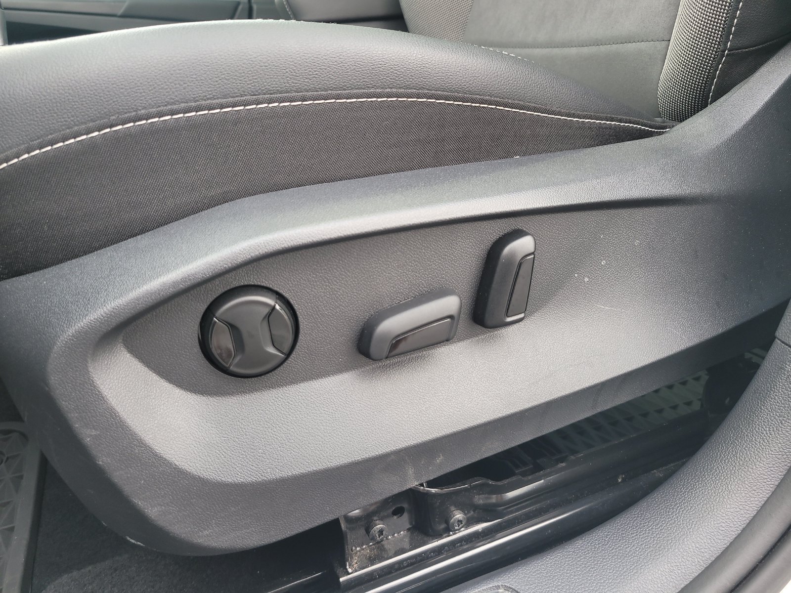 Used 2023 Volkswagen Taos SE w/ Panoramic Sunroof Package FWD image 16