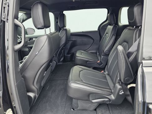 New 2026 Chrysler Pacifica Select w/ S Appearance Package image 31