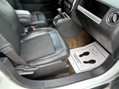 Used 2016 Jeep Compass Latitude FWD image 12