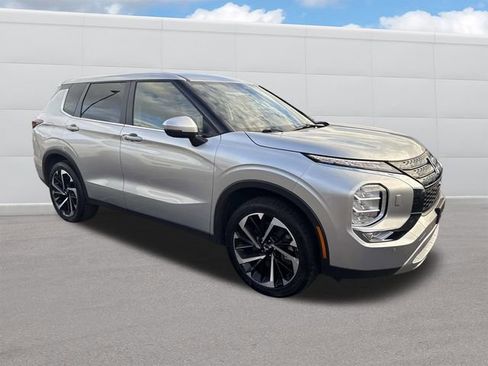 Used 2024 Mitsubishi Outlander SE image 11