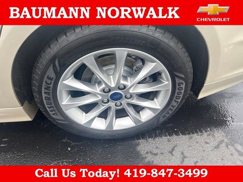 Used 2017 Ford Fusion SE w/ Fusion SE Technology Package FWD image 10
