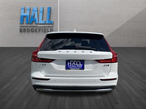 Used 2025 Volvo V60 B5 Cross Country Ultra AWD/4WD image 3