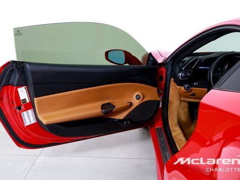 Used 2018 Ferrari 488 GTB RWD image 10