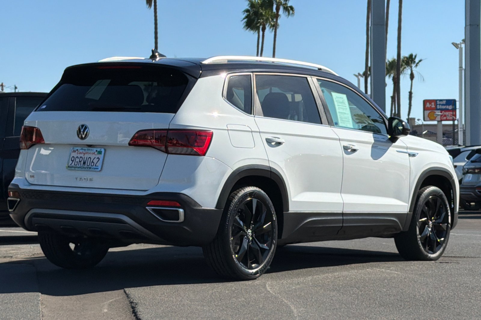 Used 2023 Volkswagen Taos SE w/ Panoramic Sunroof Package FWD image 4