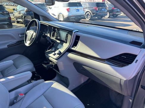 Used 2018 Toyota Sienna XLE image 29