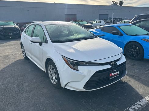 Used 2025 Toyota Corolla LE image 2