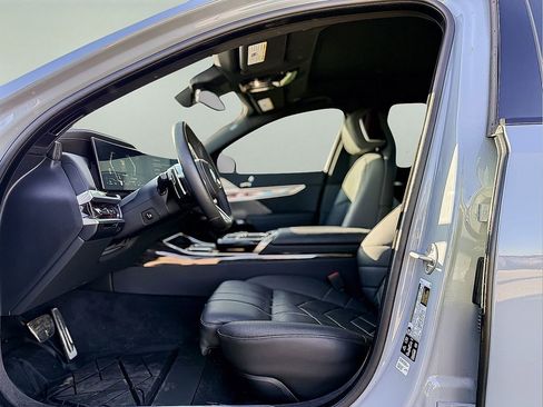 Used 2025 BMW 760i xDrive w/ Executive Package image 18