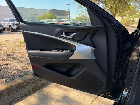 Used 2025 Genesis G70 2.5T image 18