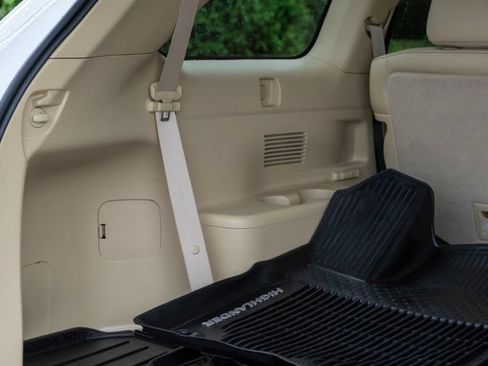 Used 2019 Toyota Highlander Limited FWD image 10