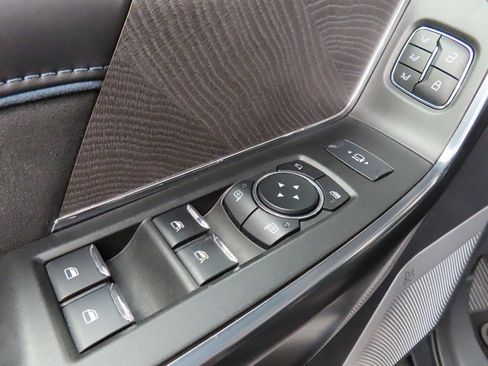 Used 2025 Ford F250 Platinum w/ FX4 Off-Road Package image 75