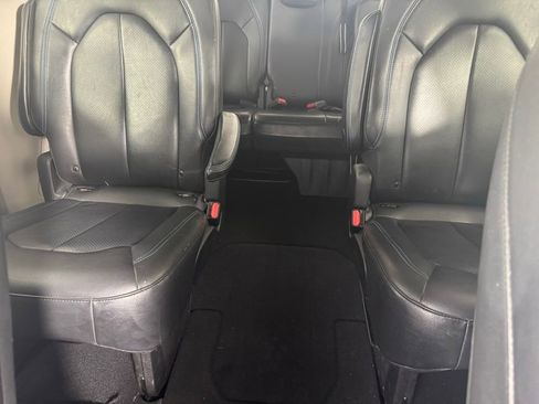 Used 2021 Chrysler Pacifica Touring-L w/ Uconnect Theater Family Group AWD/4WD image 15