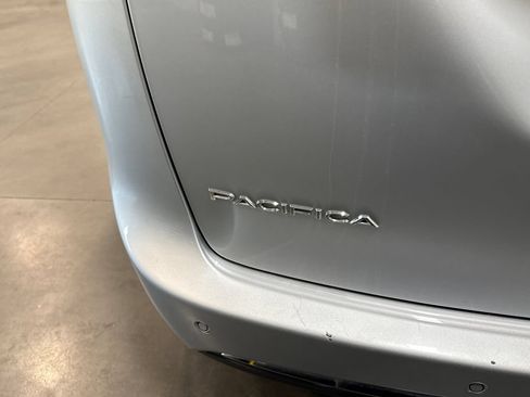 Used 2023 Chrysler Pacifica Touring-L FWD image 5