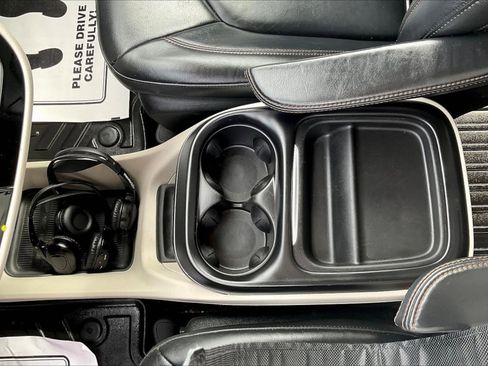 Used 2017 Chrysler Pacifica Touring-L image 10