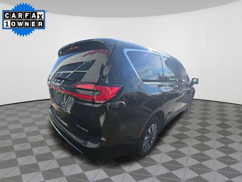 Used 2023 Chrysler Pacifica Touring-L image 4