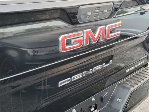 Used 2023 GMC Sierra 2500 Denali w/ Denali Black Diamond Edition AWD/4WD image 5
