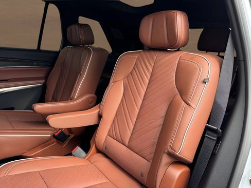 New 2027 Cadillac Vistiq Luxury w/ LPO, Floor Liner Package AWD/4WD image 21
