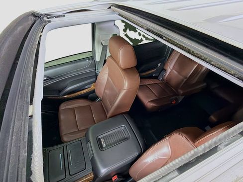 Used 2019 Chevrolet Suburban Premier w/ Premier Plus Edition AWD/4WD image 17