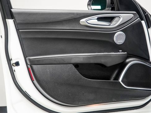 Used 2023 Alfa Romeo Giulia Veloce image 32