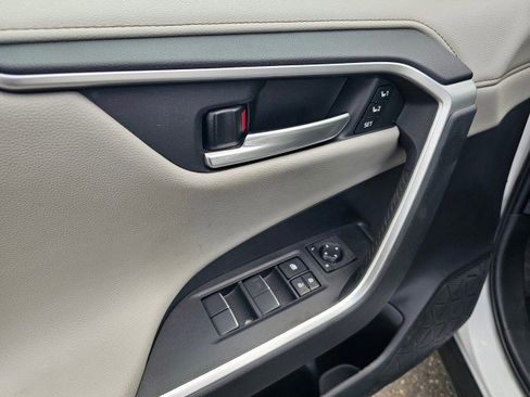 Used 2020 Toyota RAV4 Limited image 25