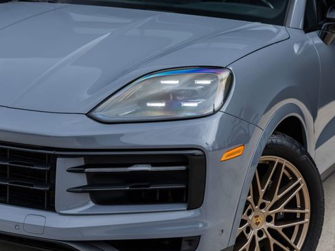 Certified 2024 Porsche Cayenne AWD/4WD image 16