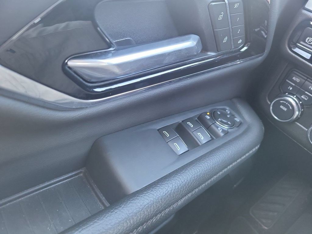 Used 2025 GMC Yukon XL Denali AWD/4WD image 29