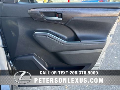 Used 2023 Toyota Highlander Platinum image 11