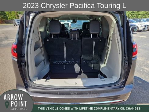 Used 2023 Chrysler Pacifica Touring-L FWD image 17