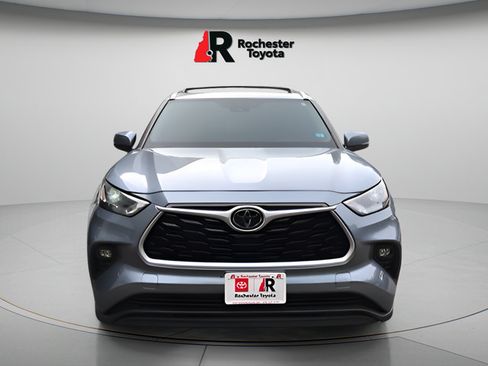 Certified 2024 Toyota Highlander XLE AWD/4WD image 2