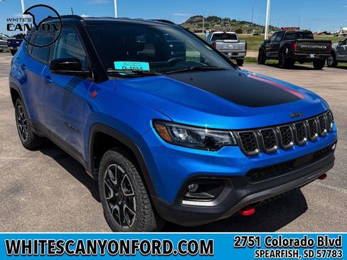 Used 2025 Jeep Compass Trailhawk AWD/4WD image 12