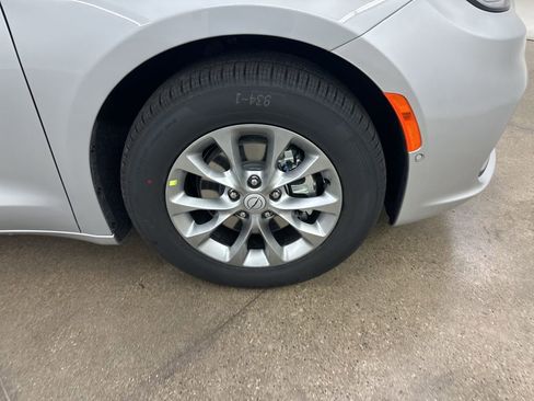 New 2026 Chrysler Pacifica Limited image 13