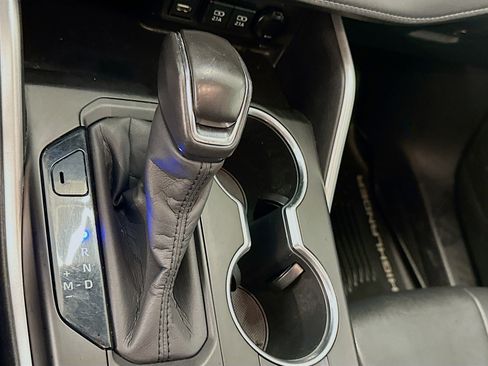 Used 2020 Toyota Highlander XLE image 25