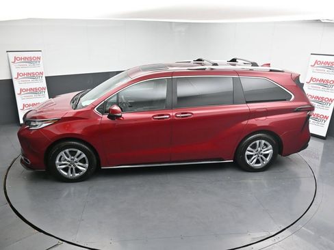 Used 2025 Toyota Sienna Limited image 31