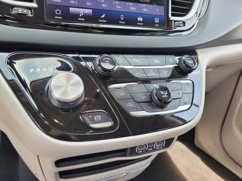 Used 2023 Chrysler Pacifica Touring-L FWD image 20