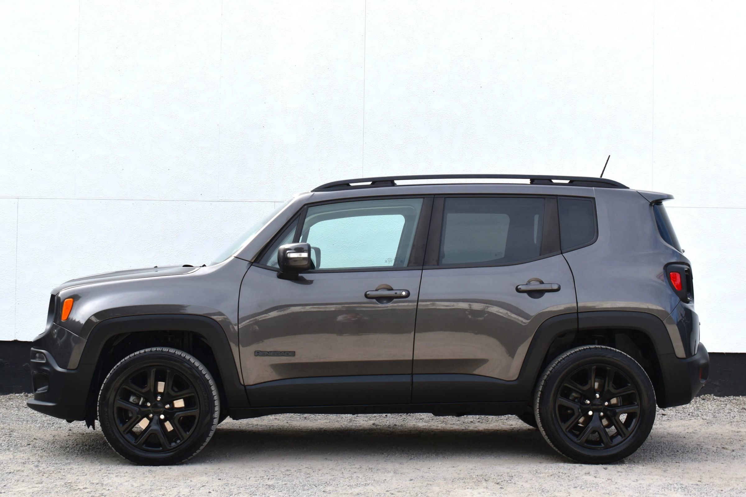 Used 2018 Jeep Renegade Altitude AWD/4WD image 9