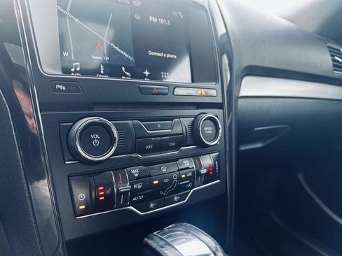 Used 2017 Ford Explorer XLT w/ Equipment Group 202A image 9