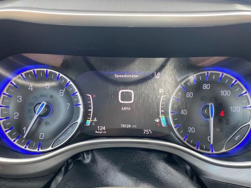 Used 2023 Chrysler Pacifica Touring-L FWD image 9